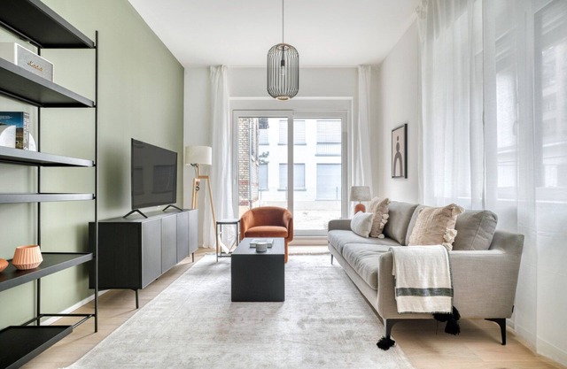 Bright Wiedikon 3.5 Room w/Storage & W/D, 3 min to Market, by Blueground