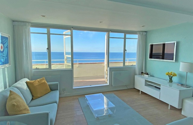 Brighton Seafront Holiday Apartment, Penthouse with Private Sun Terrace