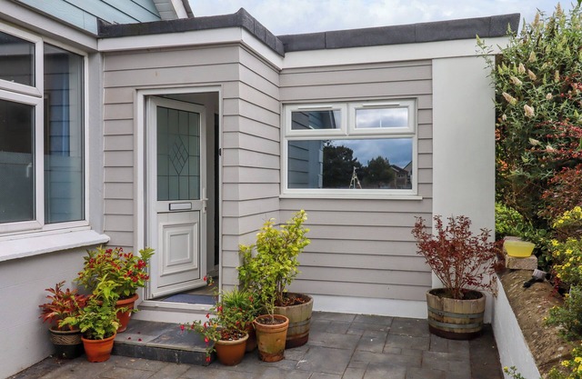 BRIXHAM BREEZE CABIN, pet friendly, with a garden in Brixham