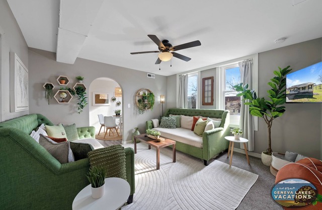 Broad St Earth Suite |Amazing Location in the Heart of Town |Parking Available |King & Queen Bedroom