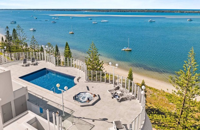 Broadwater Apartment w/ Rooftop Pool/Spa/GamesRoom