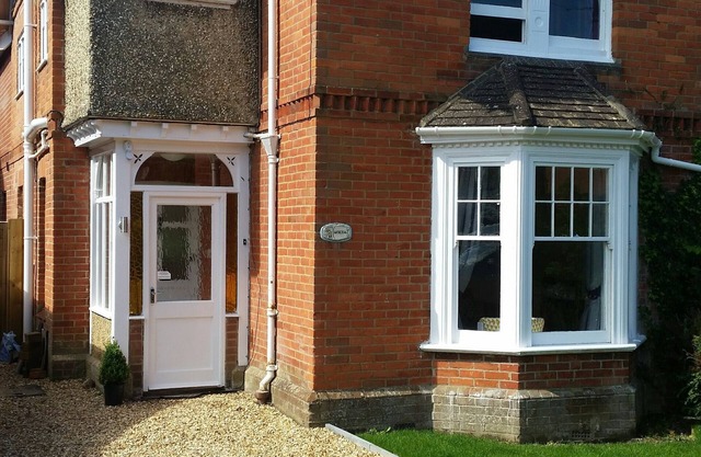 Brockenhurst Village - Spacious House, 5 bed, 3 bathrooms, 2 sitting areas.