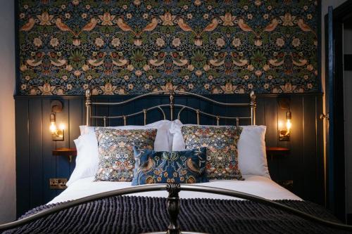 Bronte's Rest - Detached Elegant Cottage in Historic Old Town with Garden