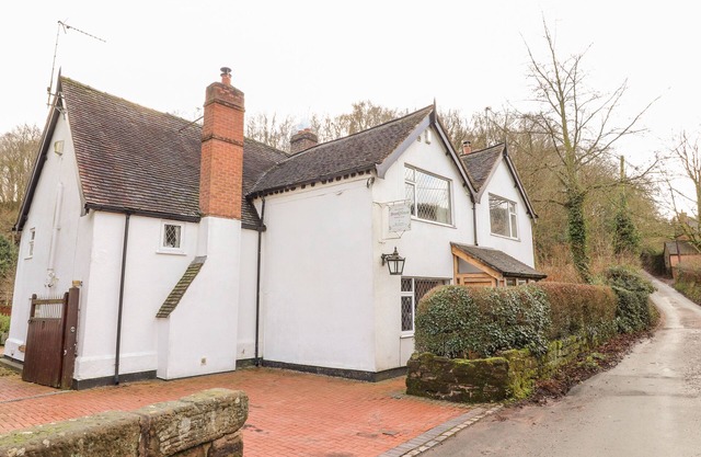 BROOK HOUSE, pet friendly, character holiday cottage in Eccleshall