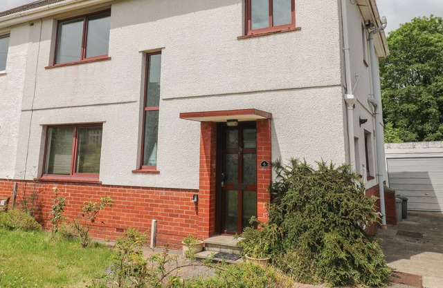 BROOKVALE ROAD, pet friendly, with a garden in The Mumbles