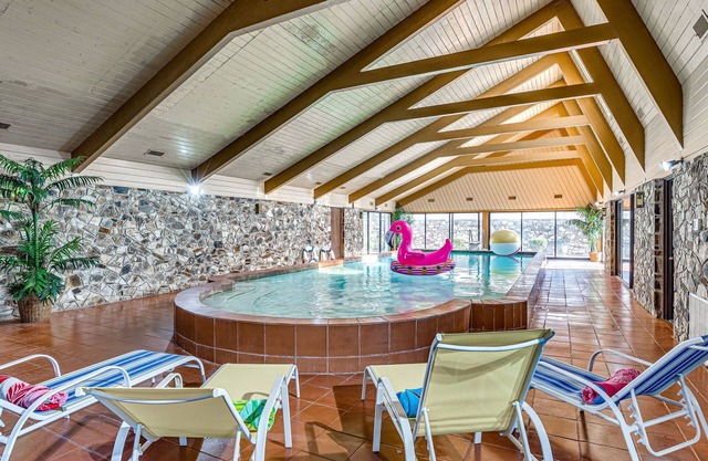 Brownsville- Indoor Heated pool, Tennis court, luxury mansion by Lake Overholser