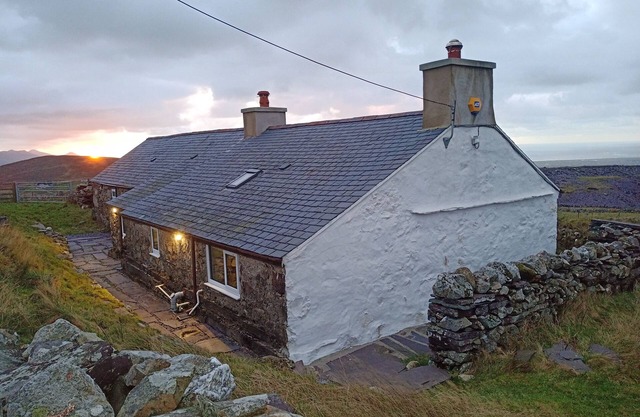 BRYN DERWEN, family friendly, with open fire in Penygroes