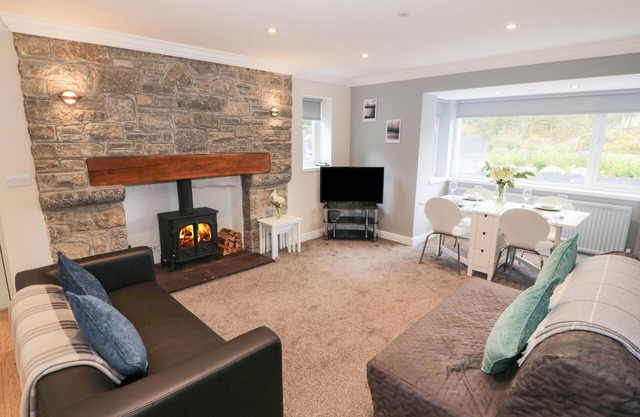 BRYN, pet friendly, country holiday cottage in Bethesda