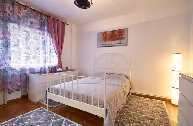 Bucharest City Center (Cismigiu Park) Apartment