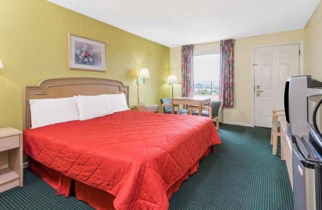 Budget-friendly Accommodation at Knights Inn Berea! Pets Allowed, Free Breakfast