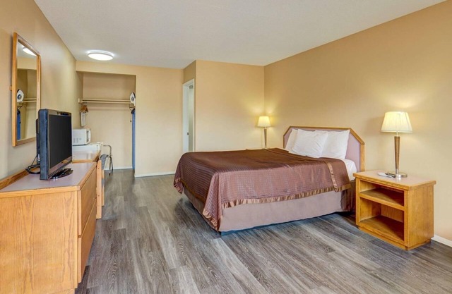 Budget-friendly Stay in Oregon Near Oregon Shakespeare Festival | Free Parking