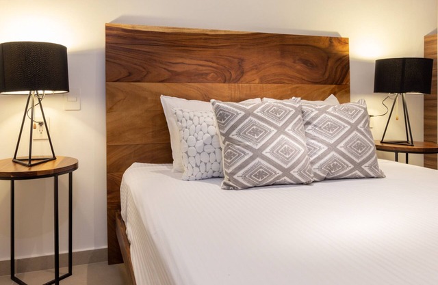 Budget Studio just minutes from the beach. Perfect for couples!