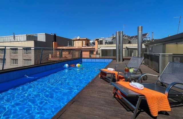 Building with communal roof terrace with pool!