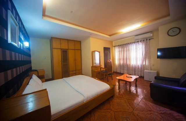 Building with easy access, furnished, air-conditioning,24-hour room service.
