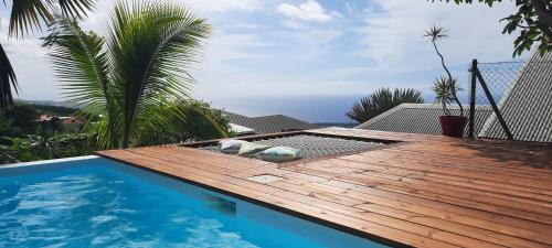 Bungalow cosy avec piscine surplombant l'océan