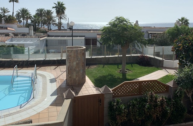 Bungalow in 2 Ebenen, Meerblick, Garten, Schwimmbad und Direkter Strandzugang!