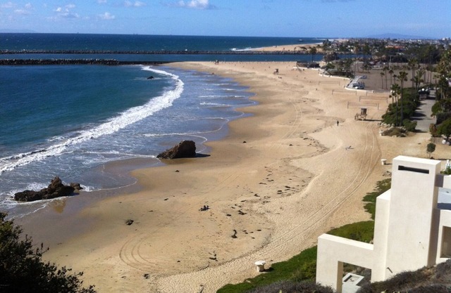 Bungalow Unit 1 Block from two beaches with enclosed patio.