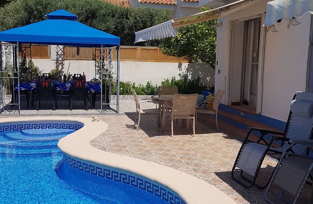 Bungalow With Private Pool & Garden, Sea Views & parking, internet some air con