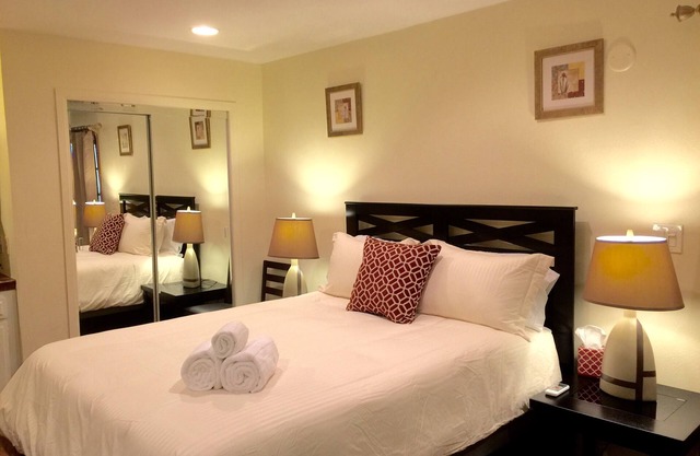 Burbank Hills Studio New with Views of City Lights!