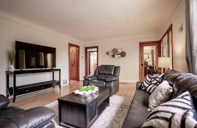 Burien's 3-BR Middle Unit Retreat with Deck BBQ