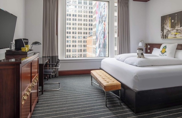 Burnham King - Staypineapple Chicago Charm & Afternoon Delights in The Loop
