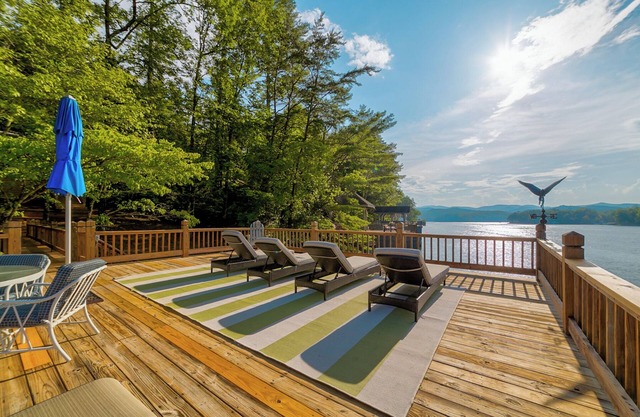 Burton Bass Lodge - Newly renovated family retreat in Murray Cove, Lake Burton.