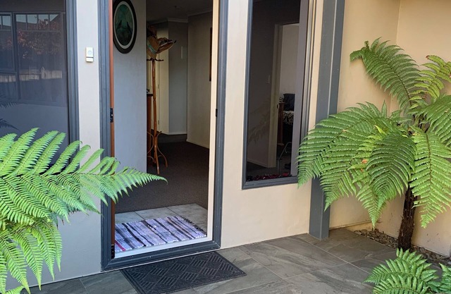 Business or fun come relax. A quiet neighbourhood with lovely walking tracks.