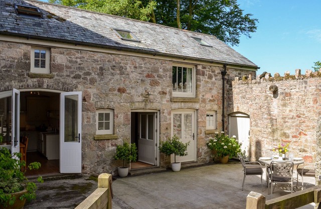 BUTTERBROOK COACH HOUSE, pet friendly, with open fire in Ivybridge
