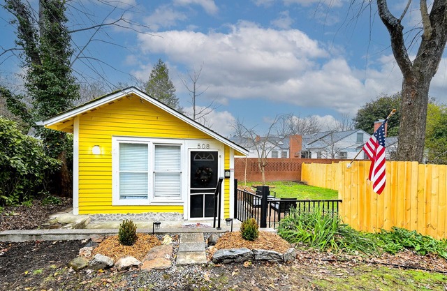 Buttercup Cottage close to downtown Hendersonville fully fenced all pets welcome