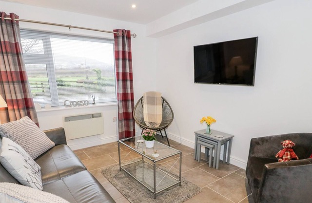 BWTHYN CAE HOB COTTAGE, with a garden in Llanberis