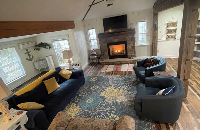 By The Rivers Edge.remodeled cozy cottage