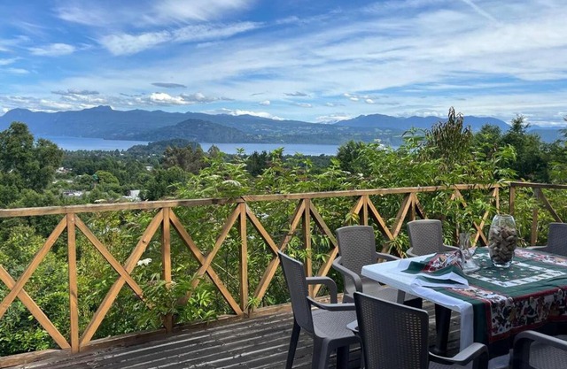 Cabaña Licanray, vista volcán Villarrica y lago Calafquén