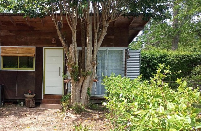 Cabaña monoambiente con pileta y jardín arbolado