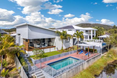 Cabarita Reef House - Pool, Lake, Beach & AC!