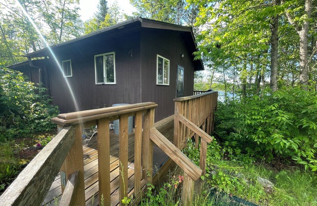 Cabin 4 'Eagle' 2-BR, 4-5 pp, overlooks lake, access to boats!