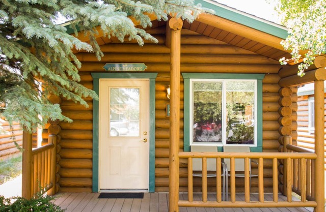 Cabin Creek Inn - Standard Double Queen Cabin