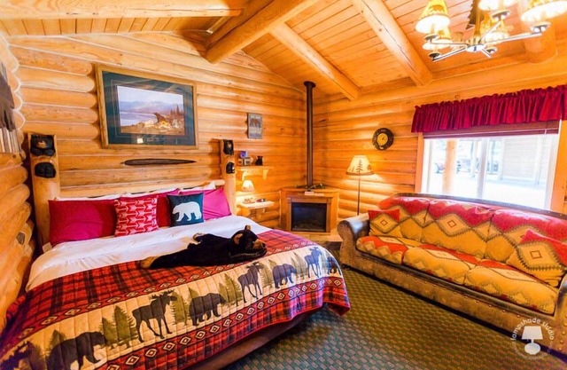 Cabin Creek Inn - Standard King Cabin