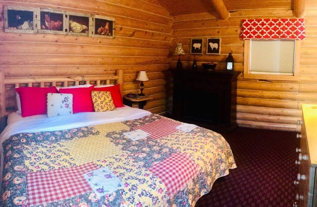 Cabin Creek Inn - Standard King by Highway