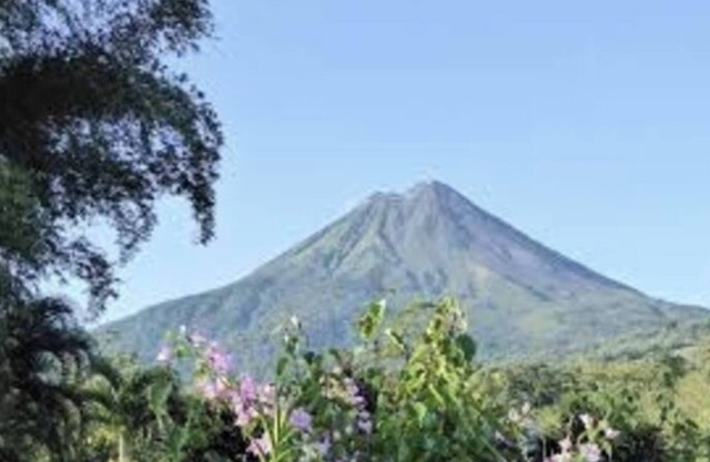 Cabin in La Fortuna with rustic finishes, river and forest
