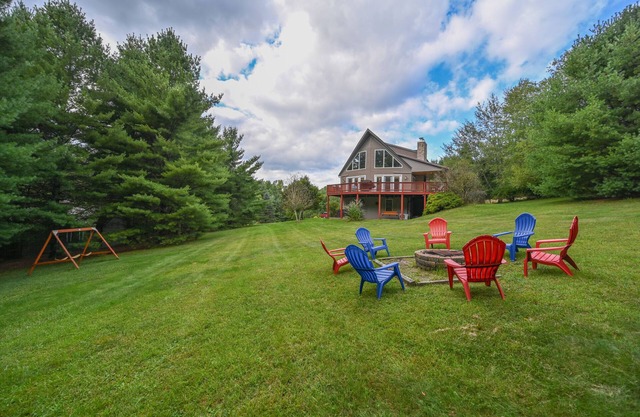 Cabin in the woods, hot tub, pool table, fire pit, swing set