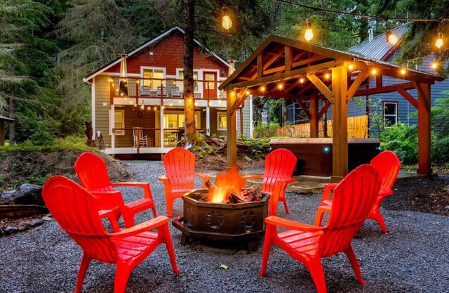 Cabin near Mt Rainier w/Jetted Tub, Hot Tub, EV!