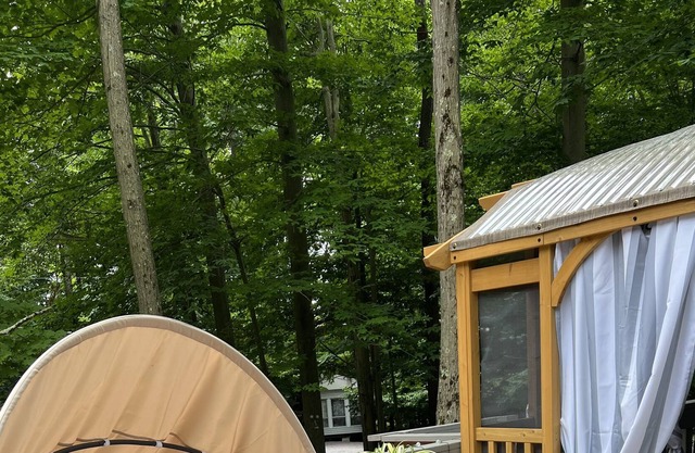 Cabin (trailer) is located 5 min away from beach, tennis cord and pool.