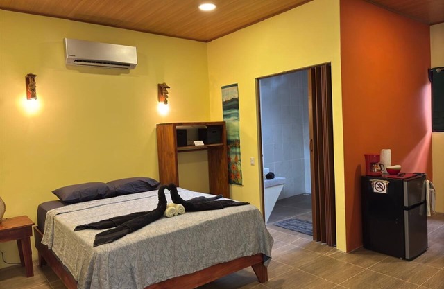 Cabin Willy's Fish Camp Cabin Sleeps 2 walk to Markets, Trails, Beach & Eatery's