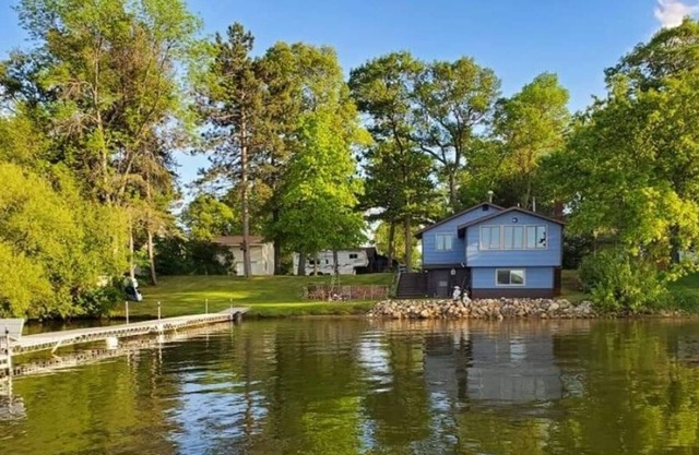 CABIN WITH A BEAUTIFUL VIEW JUST FEET FROM THE WATERS EDGE. FORT RIPLEY, MN