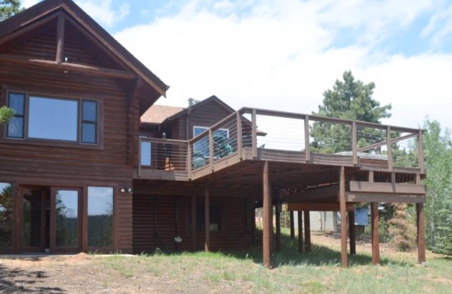 Cabin with private hot tub, lake and mountain views, large deck