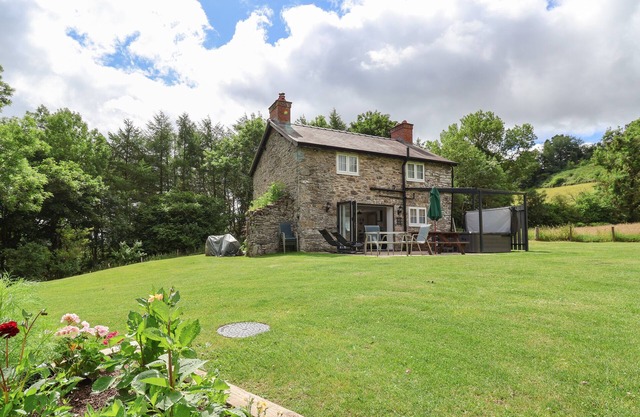 CAE IOCYN, pet friendly, character holiday cottage in Chirk