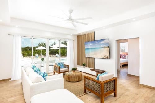 Caicos Cove Villa 4BR, Pool, 5 mins to Grace Bay