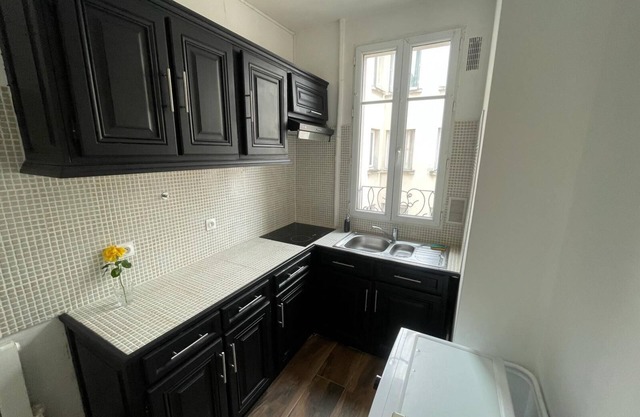 Calm & Fully furnished appartment at footstep of metro :) with Netflix & Amazon!