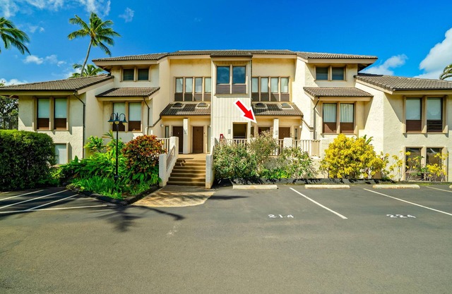 Calm island condo with ocean views & pool - walking distance from beaches