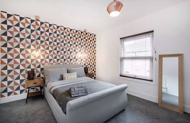 Cambridge House - Luton